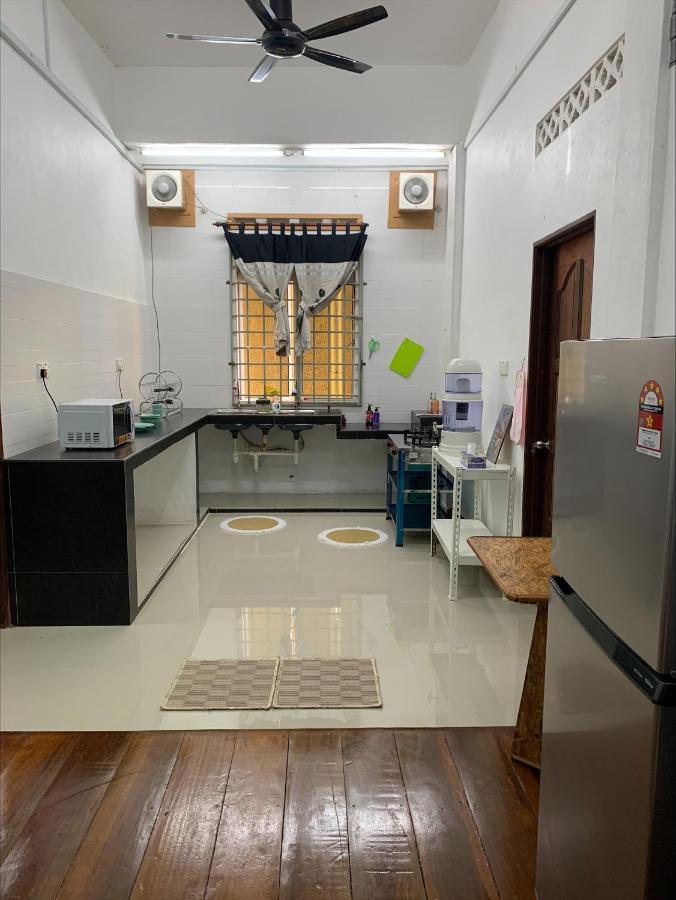 La Wood Homestay Kampung Kuala Besut Esterno foto